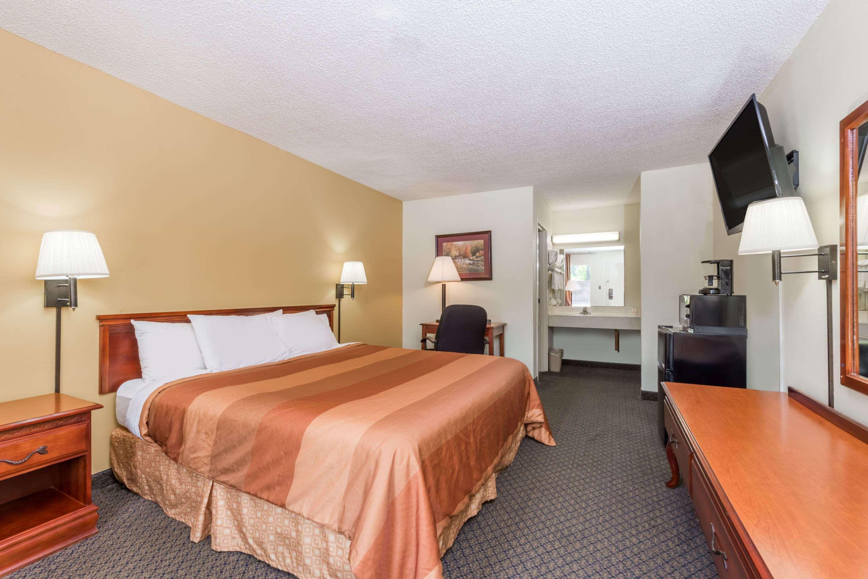 Days Inn By Wyndham Fort Payne Exterior photo